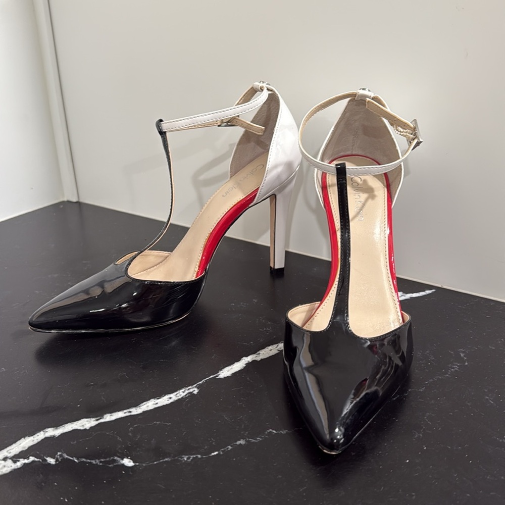 Calvin Klein black heels with a pop of red & white
Size 7.5